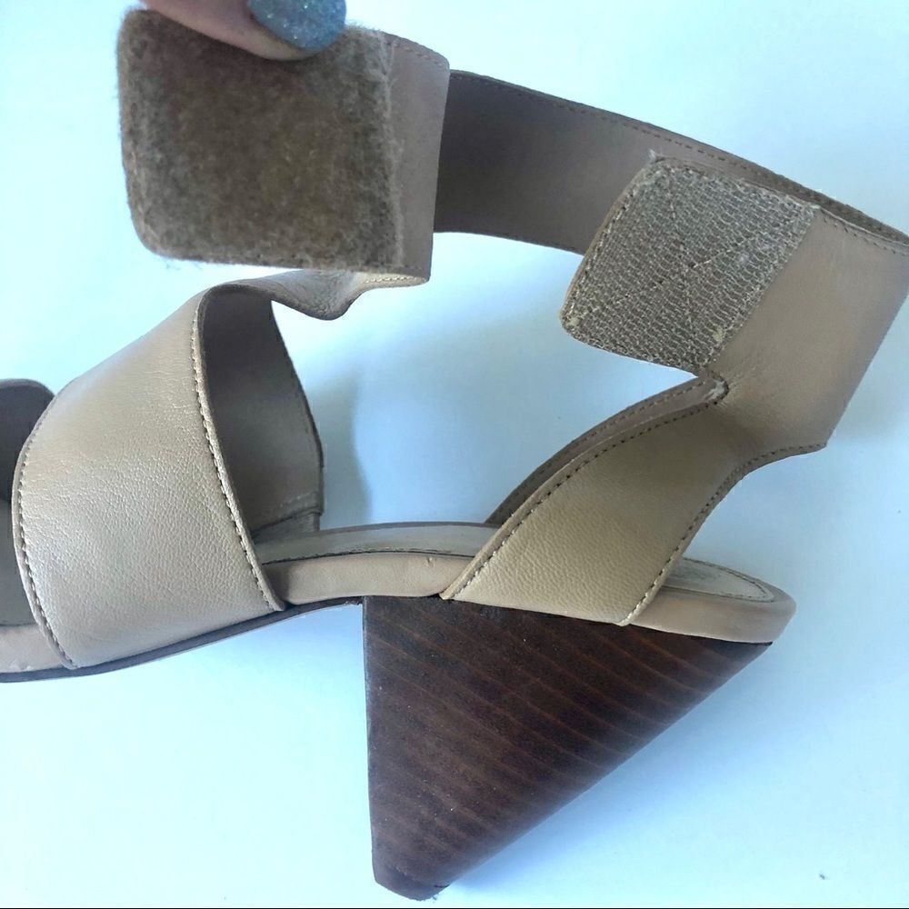 VINCE CAMUTO CAMEL LEATHER SANDALS - Picture 3 of 6
